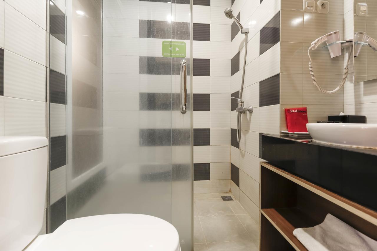 Hotel Reddoorz Near Roxy Dżakarta Zewnętrze zdjęcie